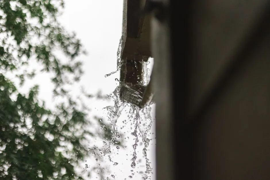 Eau de pluie s'écoulant d'une gouttière